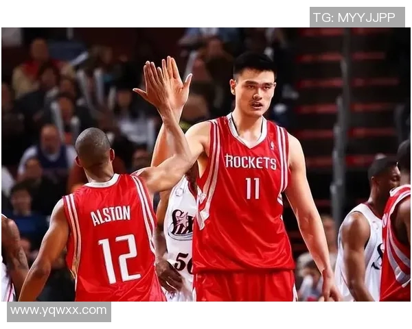 村民们激动不已亲眼目睹姚明与他们分享篮球梦想的温暖瞬间